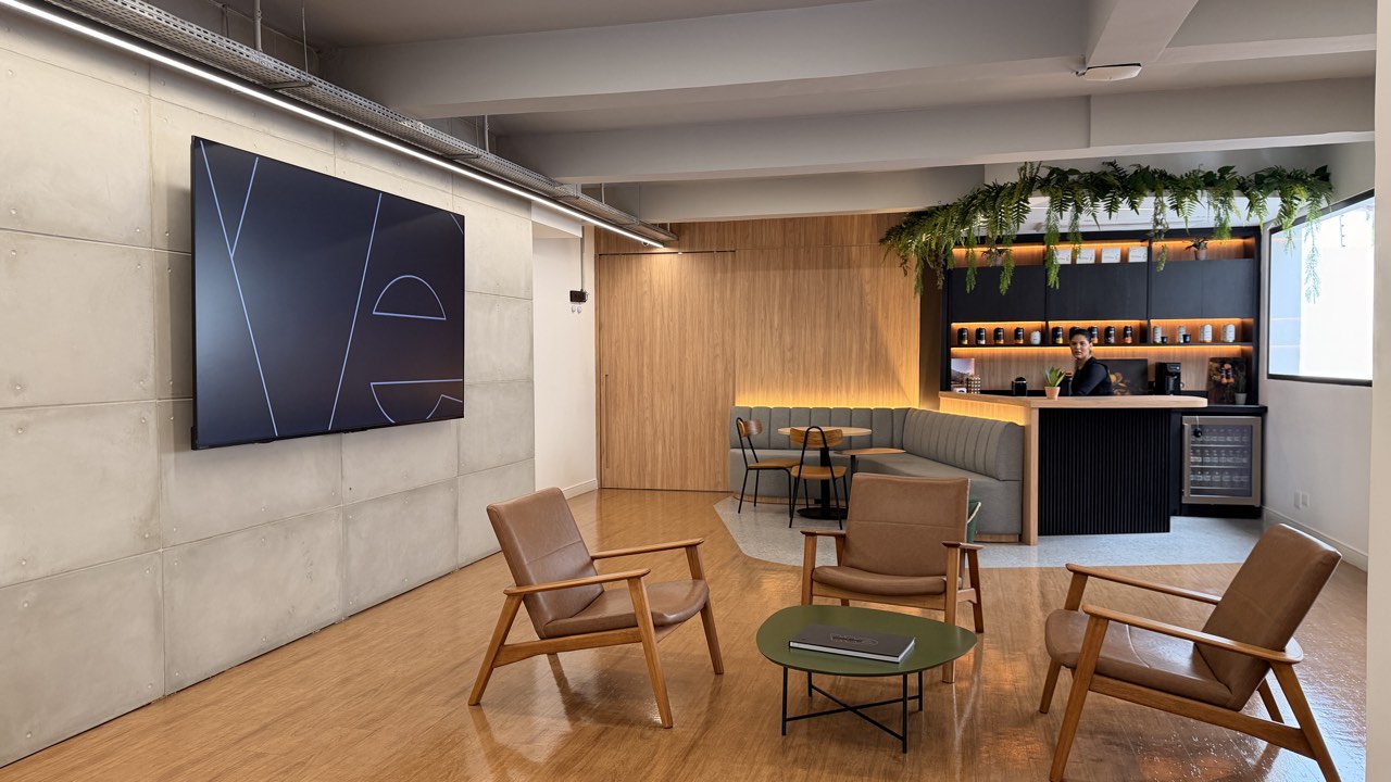 Lounge do escritório da IDK com bar e área de estar